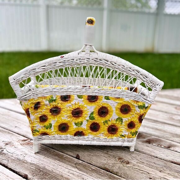 Vintage White Sunflower Lady Bug Print Whicker Divided Basket 19” x 17” x 7.5” - Picture 1 of 10